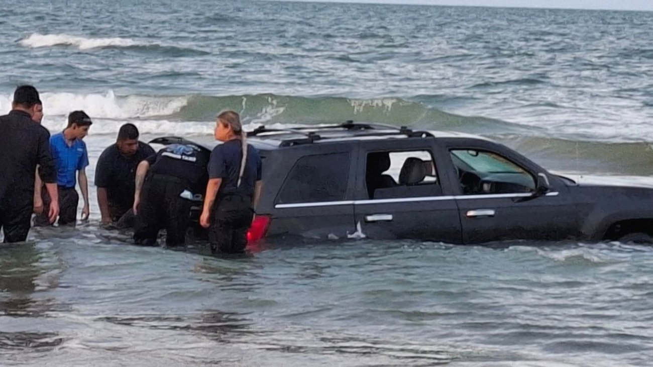 Por celos, mujer lanza camioneta de esposo al mar en Playa Bagdad
