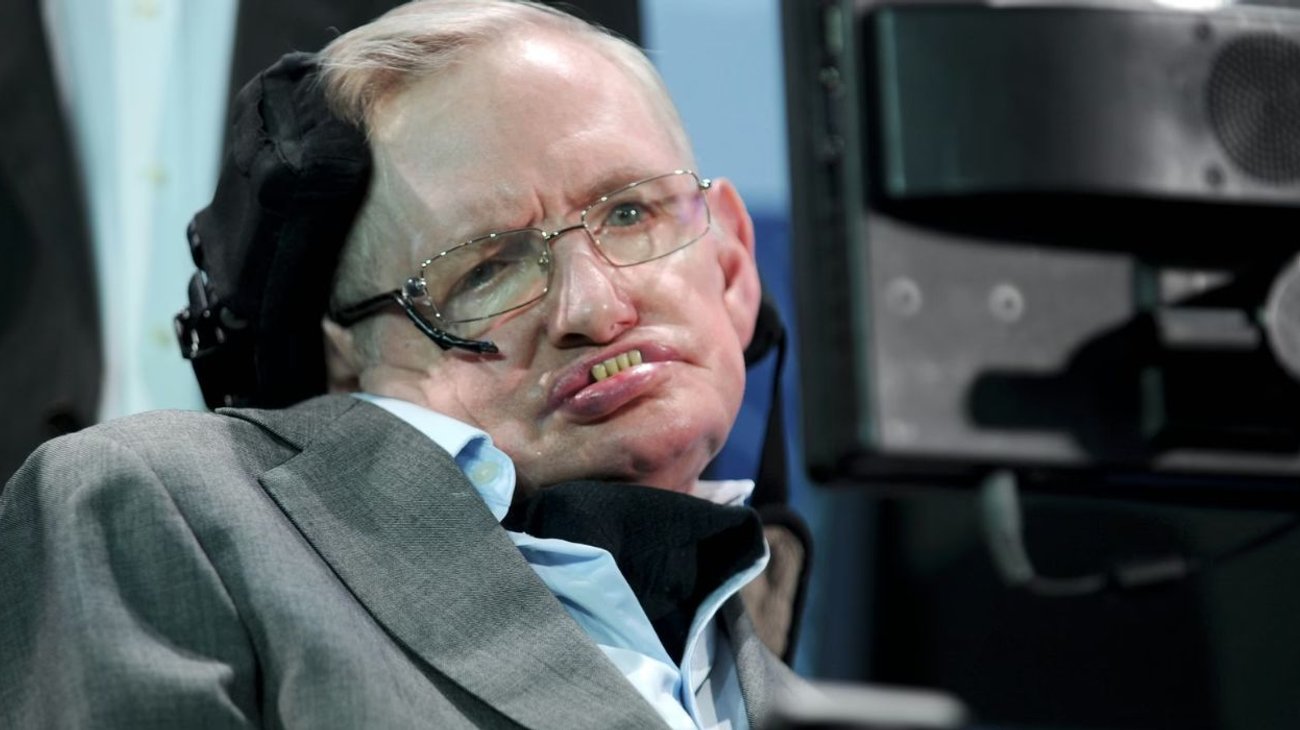 Revelan foto de Hawking con mujeres en Archivos Epstein