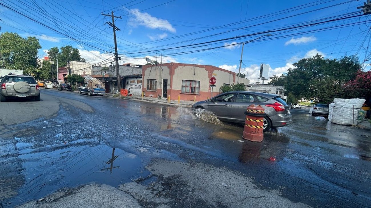 Reportan fuga de aguas negras y encharcamientos en Monterrey
