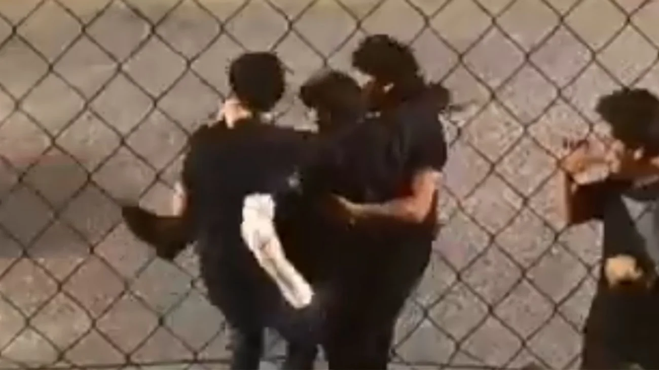 Jóvenes en presunto estado de ebriedad se lanzan a vehículos