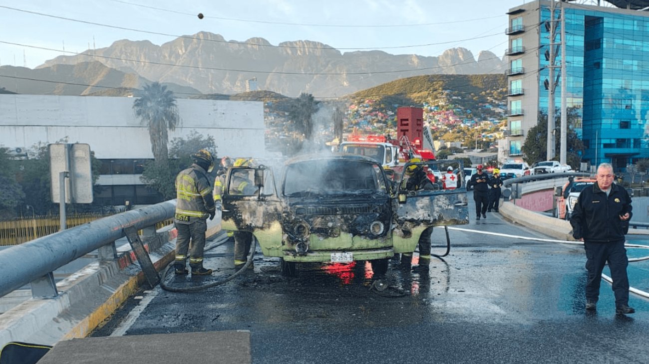 Arde combi sobre puente vehicular en centro de Monterrey
