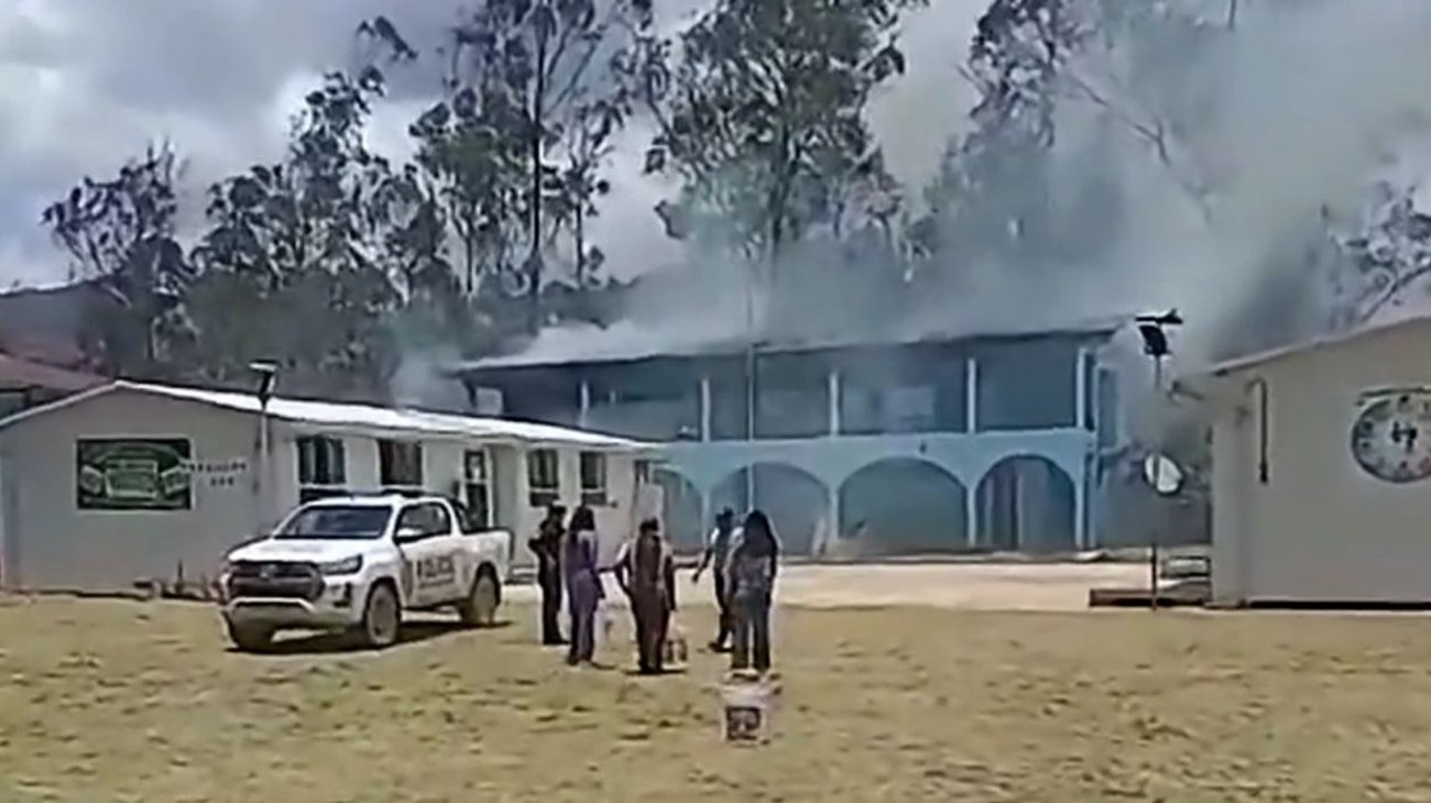 Atacan con artefacto explosivo centro de votación en Perú