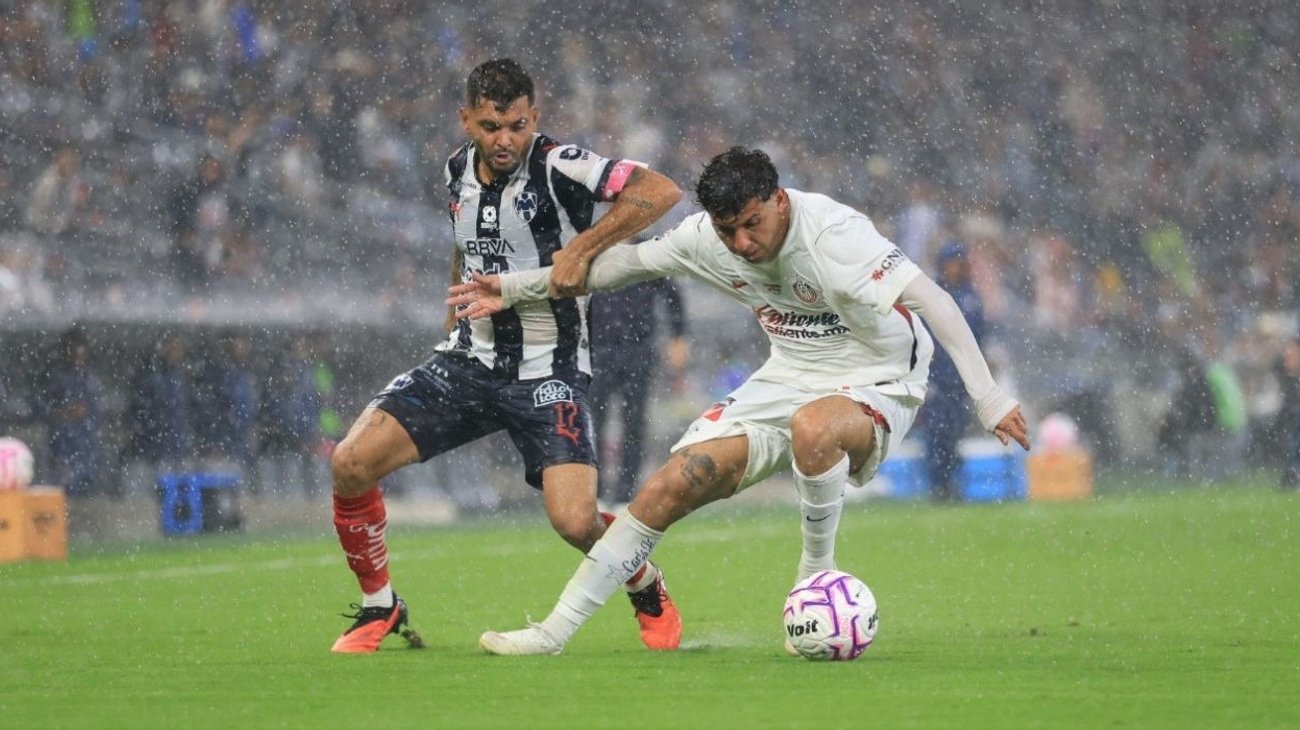 Chivas aprovecha regalo de Rayados y gana 1-0