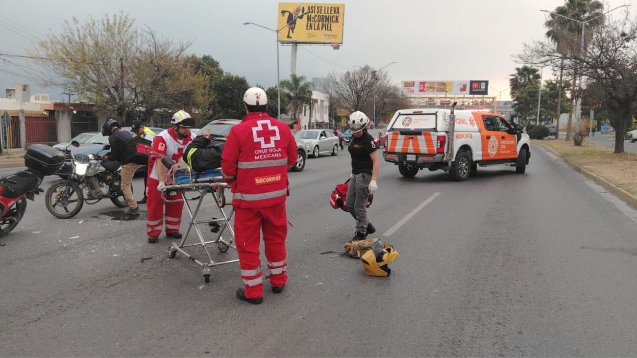 Motociclista lesionado tras chocar con camioneta en Monterrey