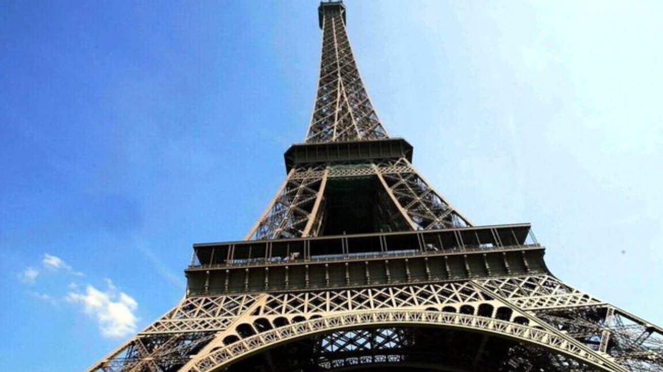 Venden un tramo de la escalera original de la Torre Eiffel 