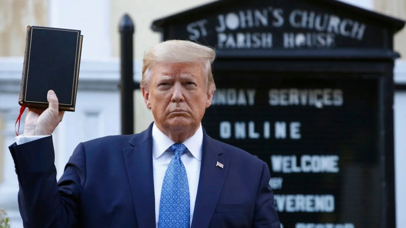 Trump ordena crear grupo contra el 'sesgo anticristiano'