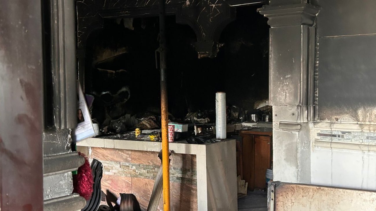 Familia pide apoyo tras perder su vivienda en un incendio