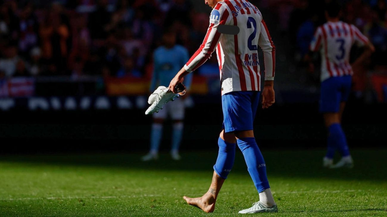 Uruguayo Giménez sufre esguince y peligra para el Mundial