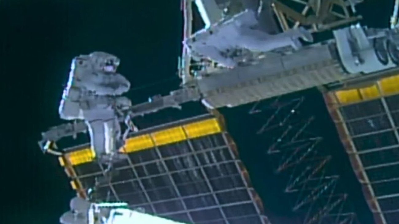 Astronautas concluyen caminata espacial tras instalar panel solar