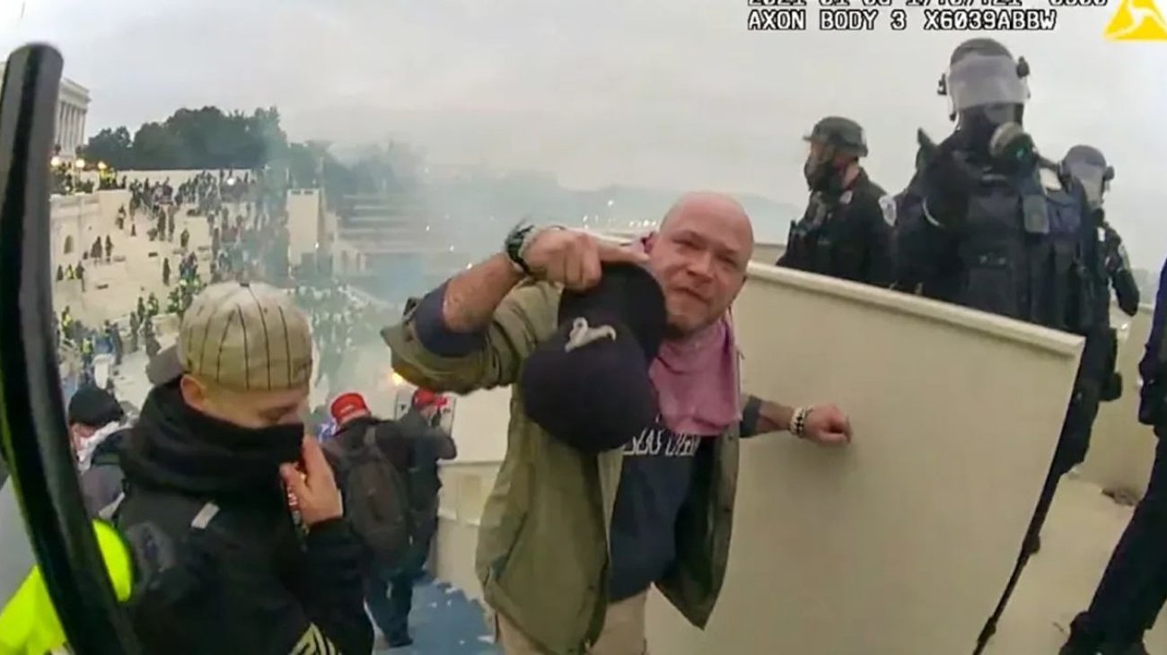Asaltante del Capitolio indultado por Trump es detenido por abuso