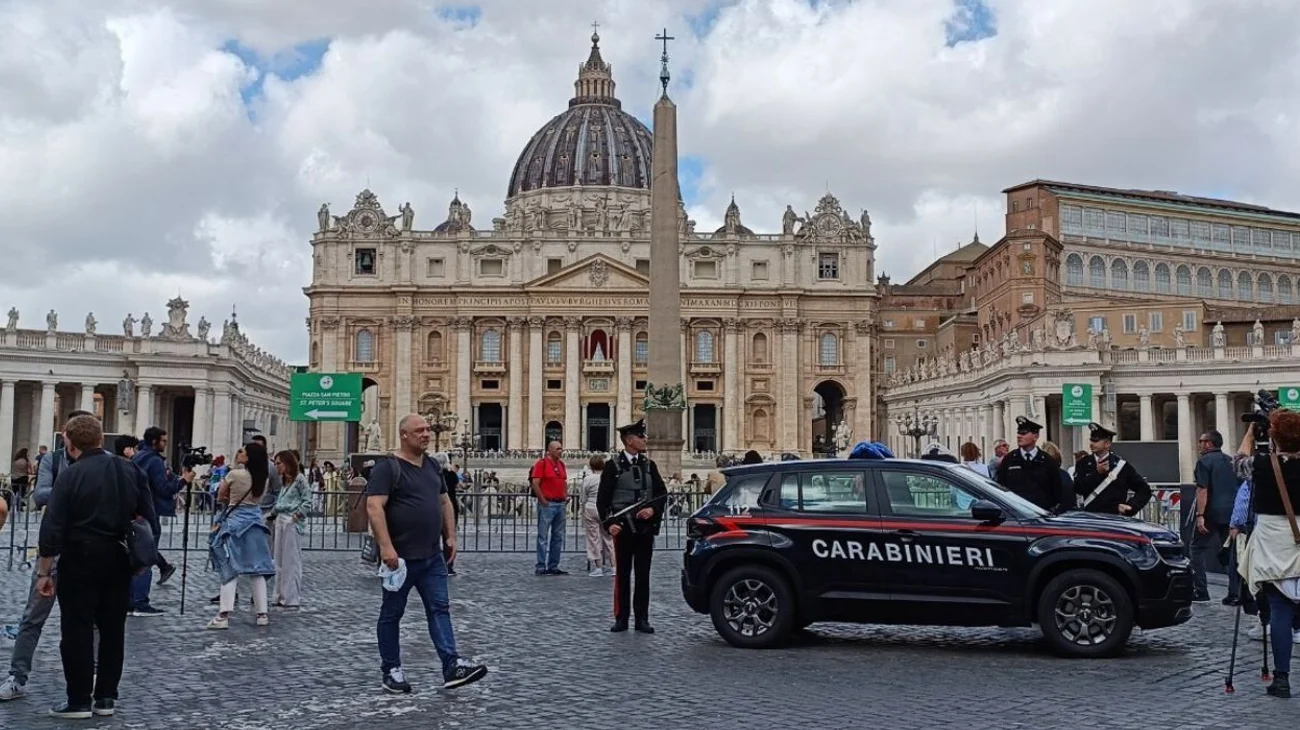 Fieles y curiosos llegan al Vaticano a esperar la primera fumata