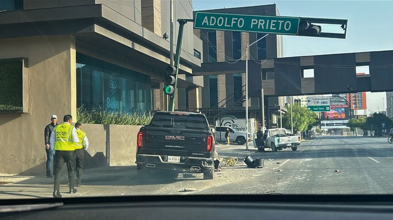Choca con camioneta y derrumba semáforo en avenida Fundidora
