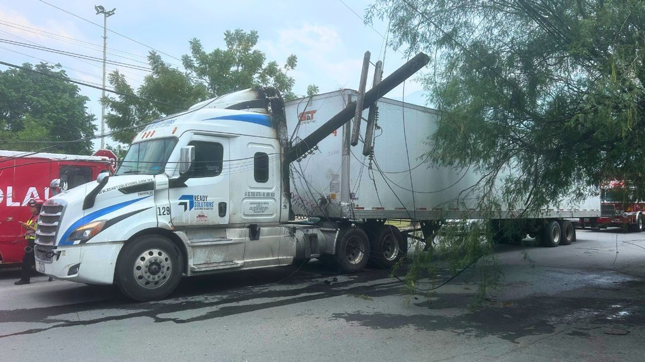 Tráiler provoca corto circuito en colonia Residencial Española