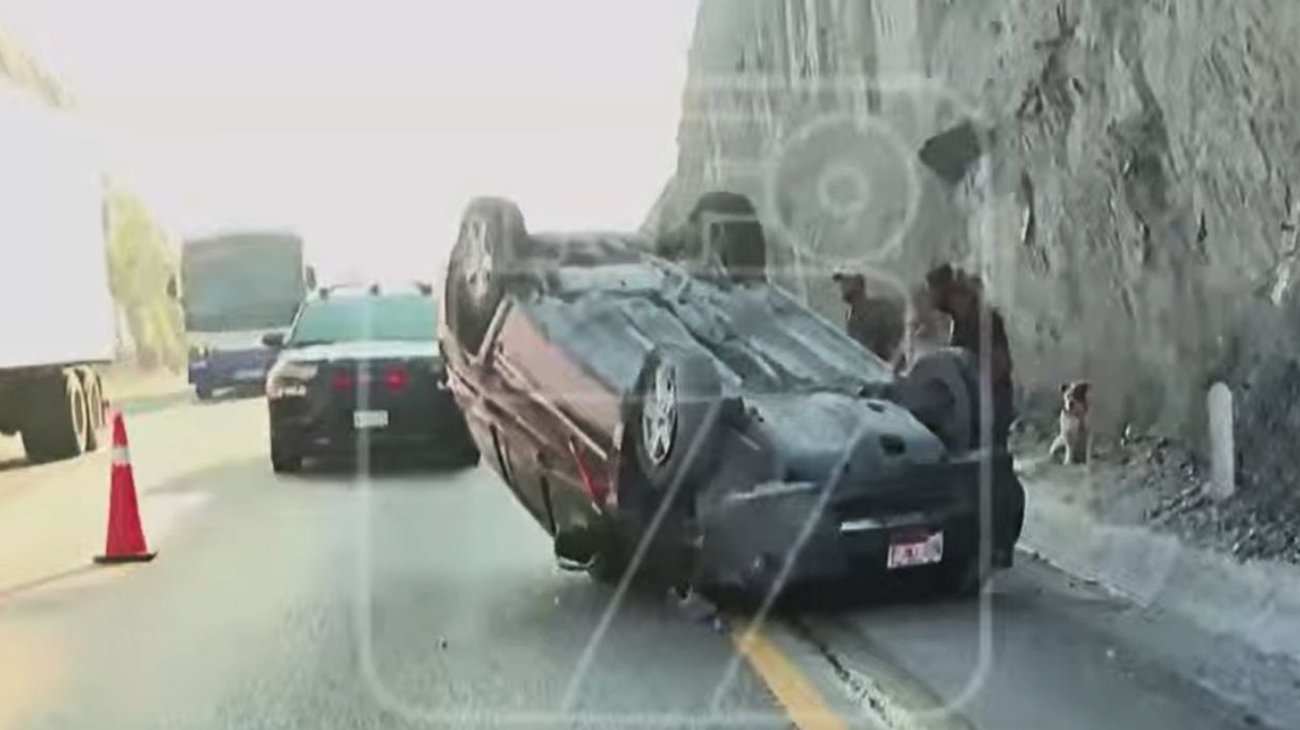 Camioneta vuelca en la carretera a Saltillo; ocupantes ilesos