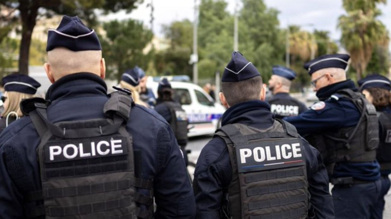 Alumno agrede a maestra en Francia; su vida corre peligro