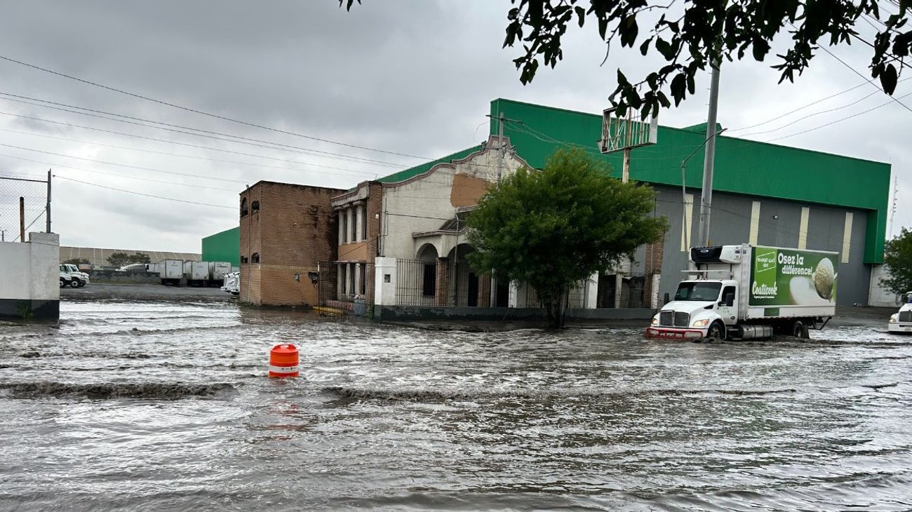 Caen camiones en zanja cubierta por encharcamientos