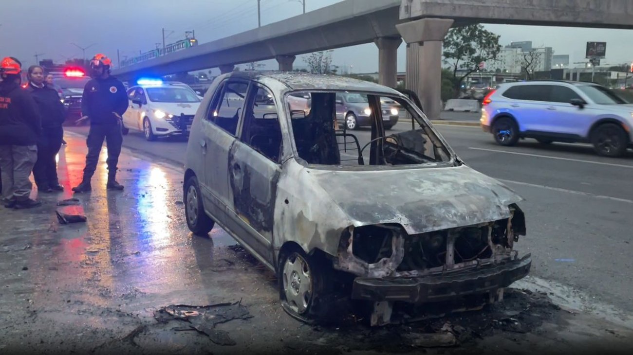 Se incendia automóvil sobre Morones Prieto tras falla eléctrica