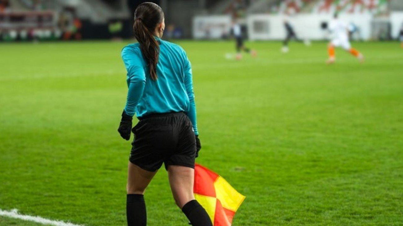 Club inglés veta de por vida a fan por dichos sexistas a árbitra