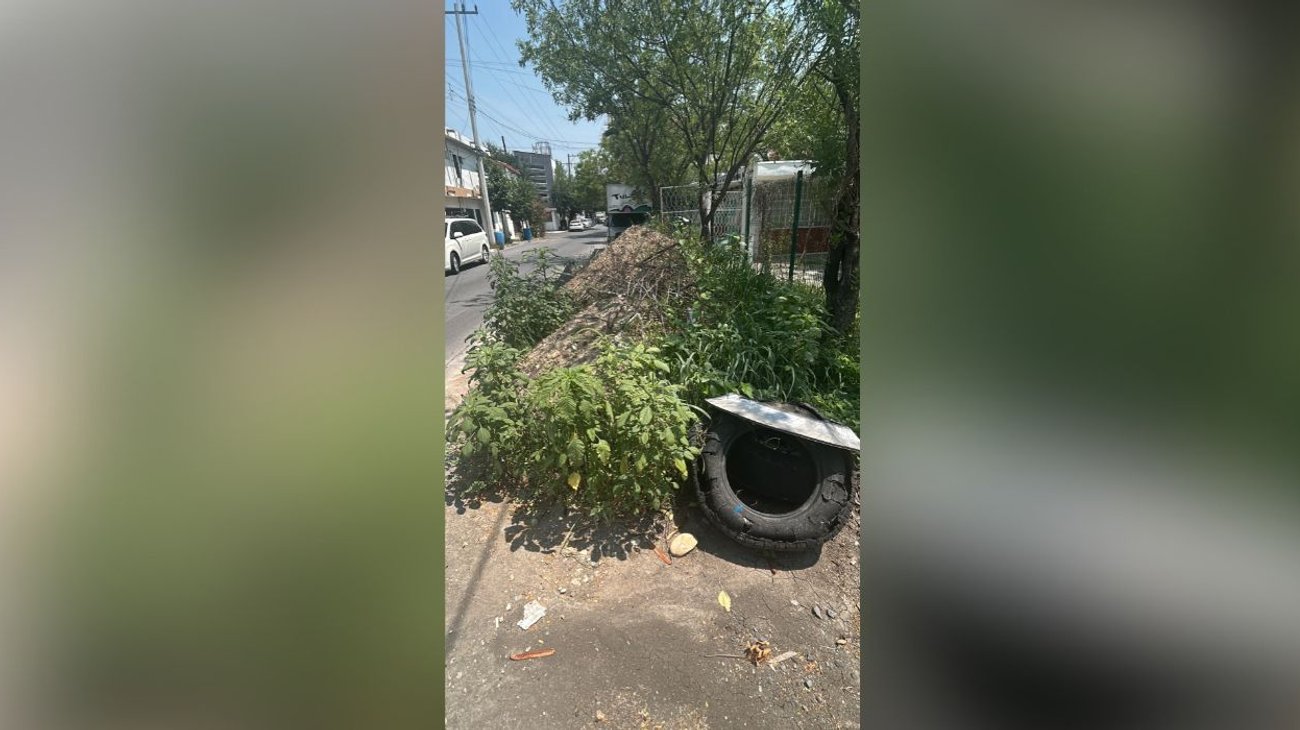 Escombro abandonado en vía pública de la colonia Narvarte