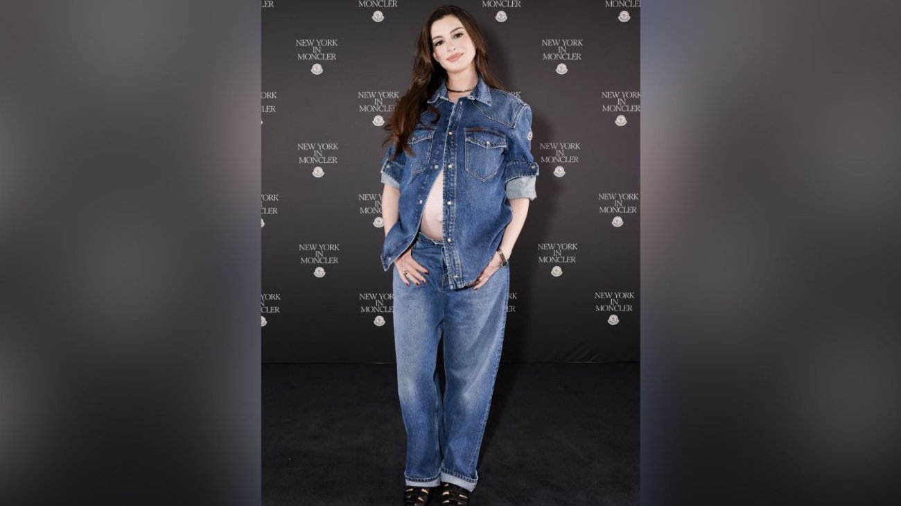 Presume Anne Hathaway su embarazo en evento de moda