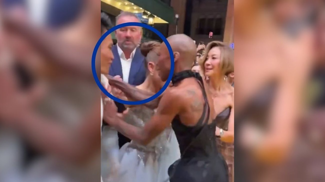 Ariana Grande sufre ataque de fan durante premier de 'Wicked 2'