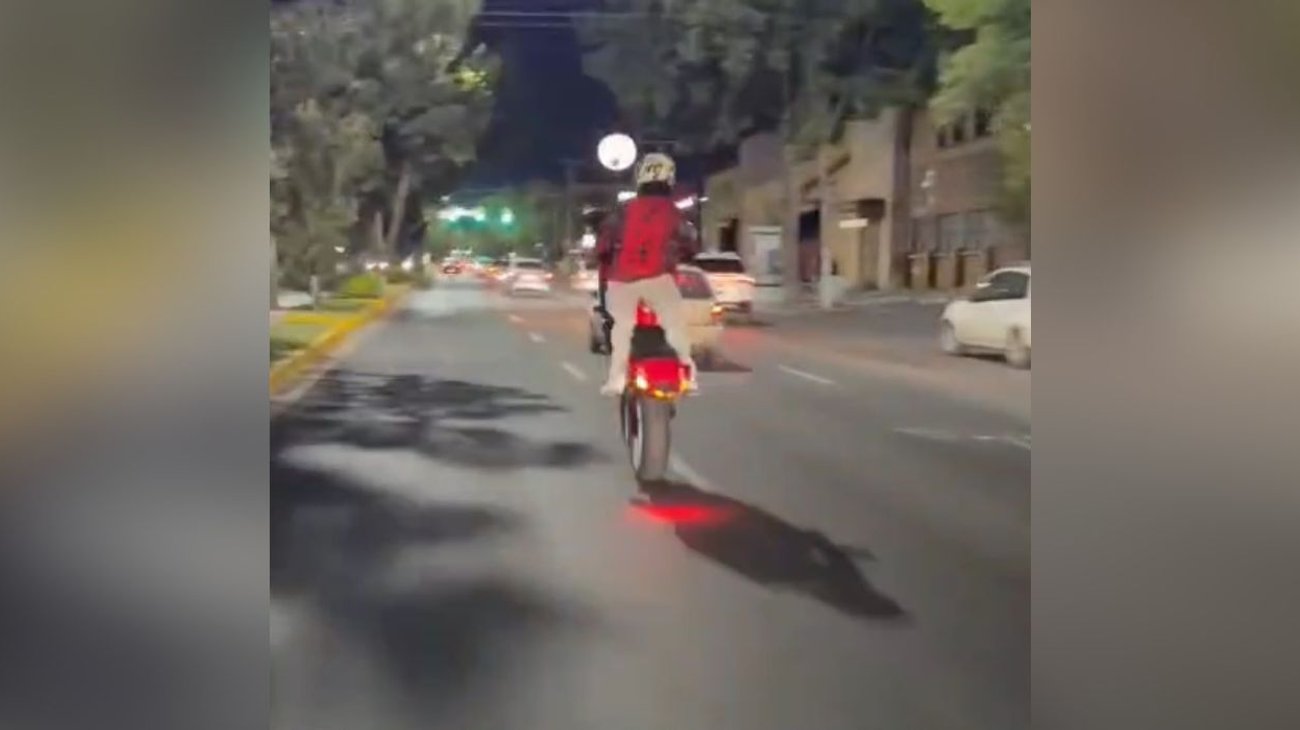 Captan acrobacias de motociclistas en bulevar de Saltillo