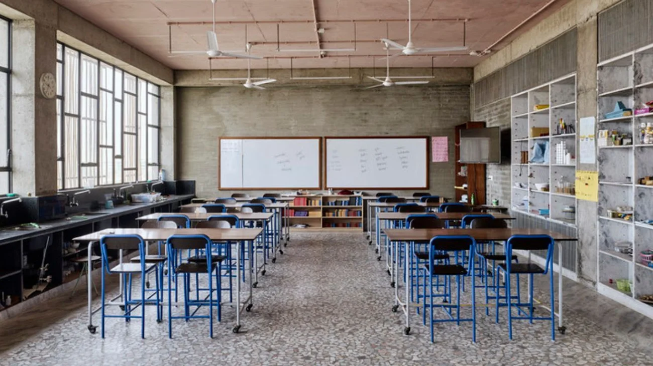 Detienen a directora por revisar si alumnas estaban menstruando
