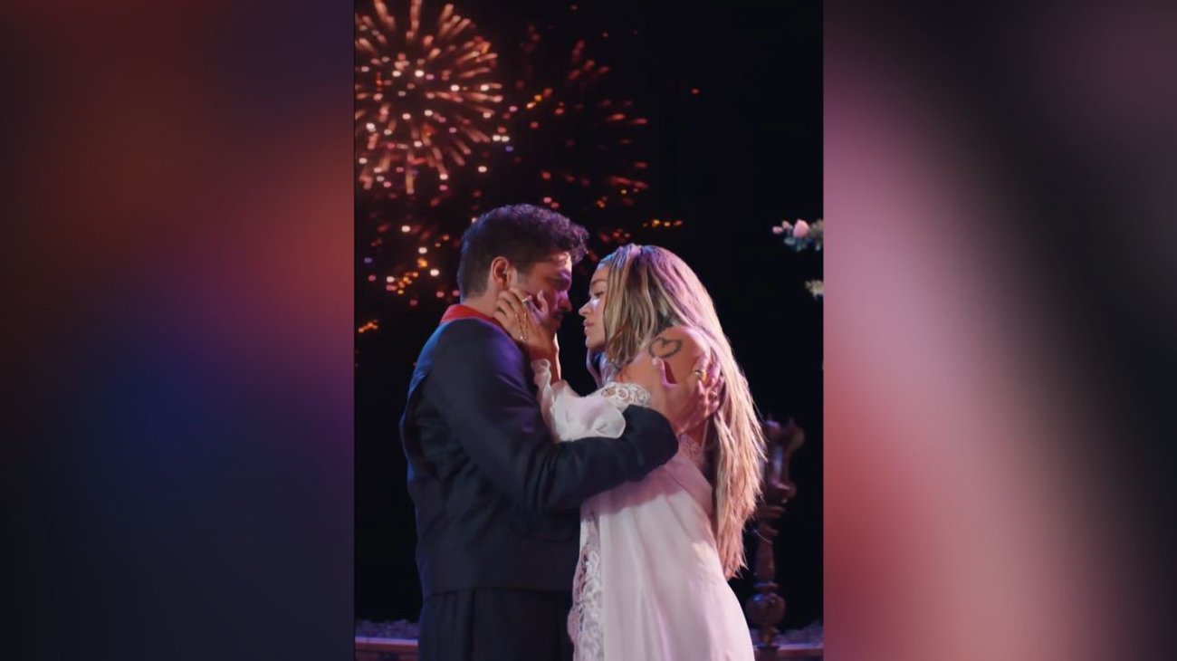 Elogia Bruno Mars a Karol G y alimenta los rumores de un romance