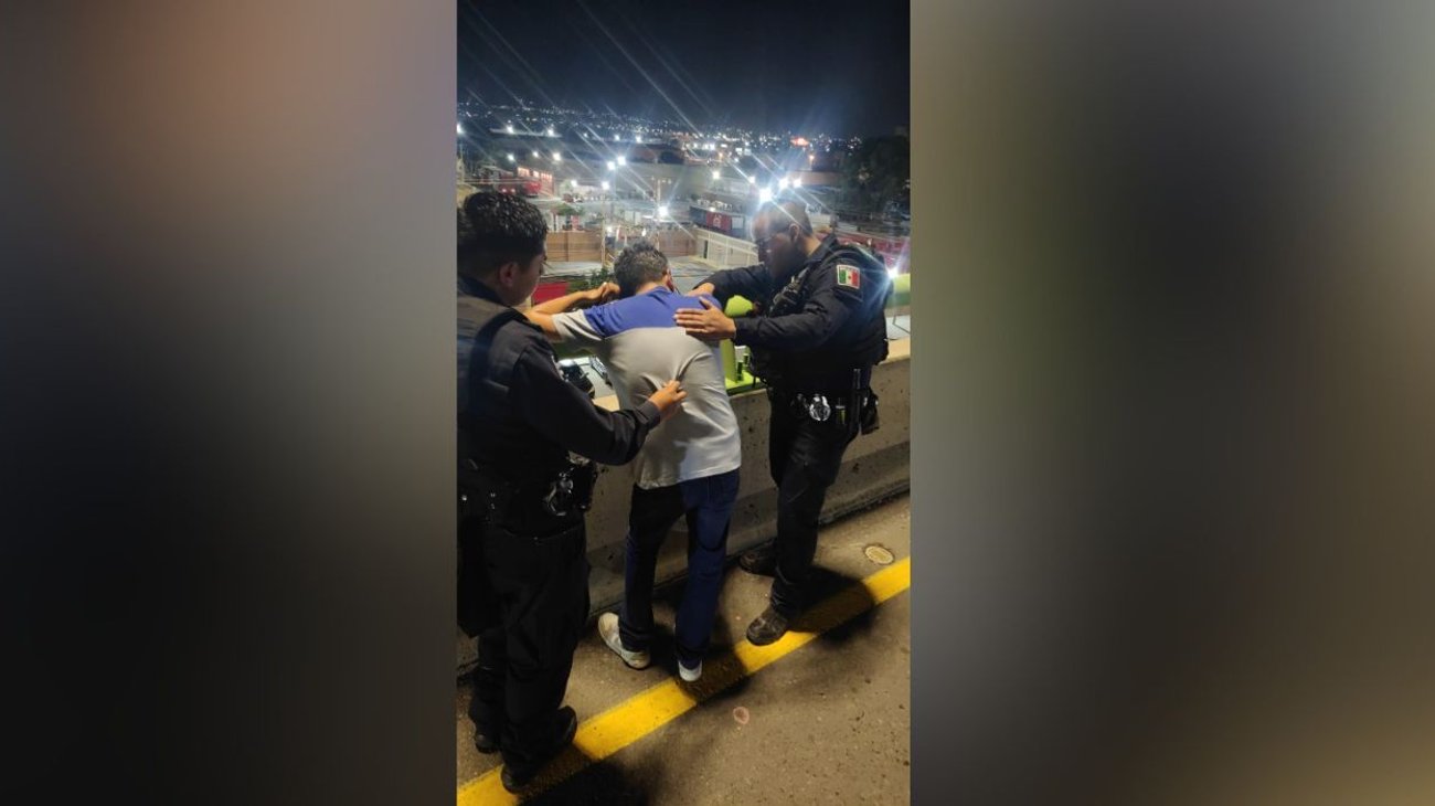 Policías ponen a salvo a hombre en distribuidor El Sarape