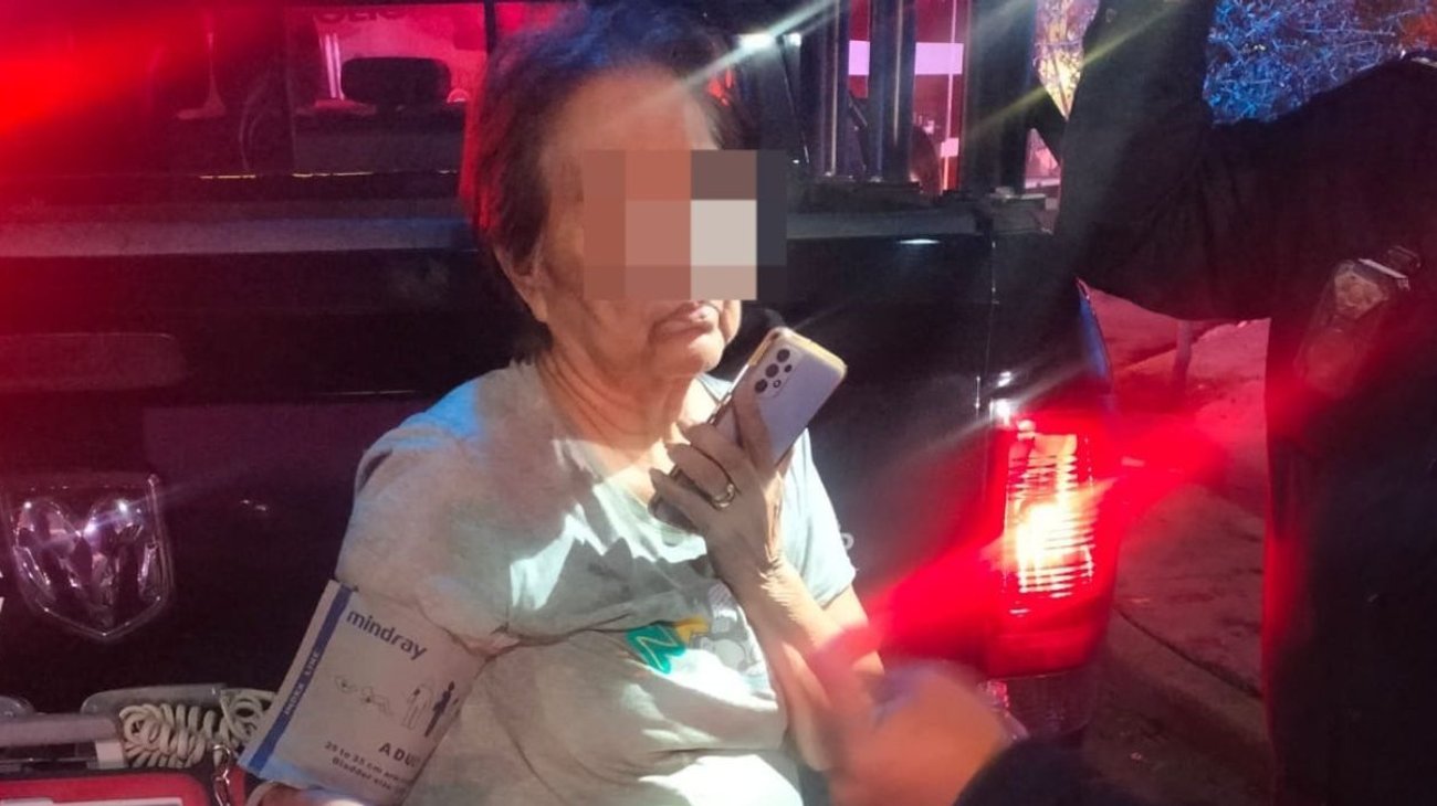 Policías y rescatistas salvan a mujer de incendio en su vivienda