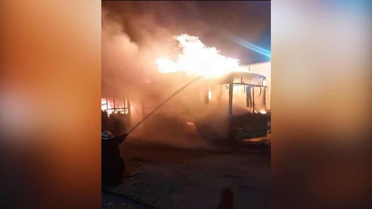 Fuego consume camión de Ruta 223 en gasolinera de Juárez