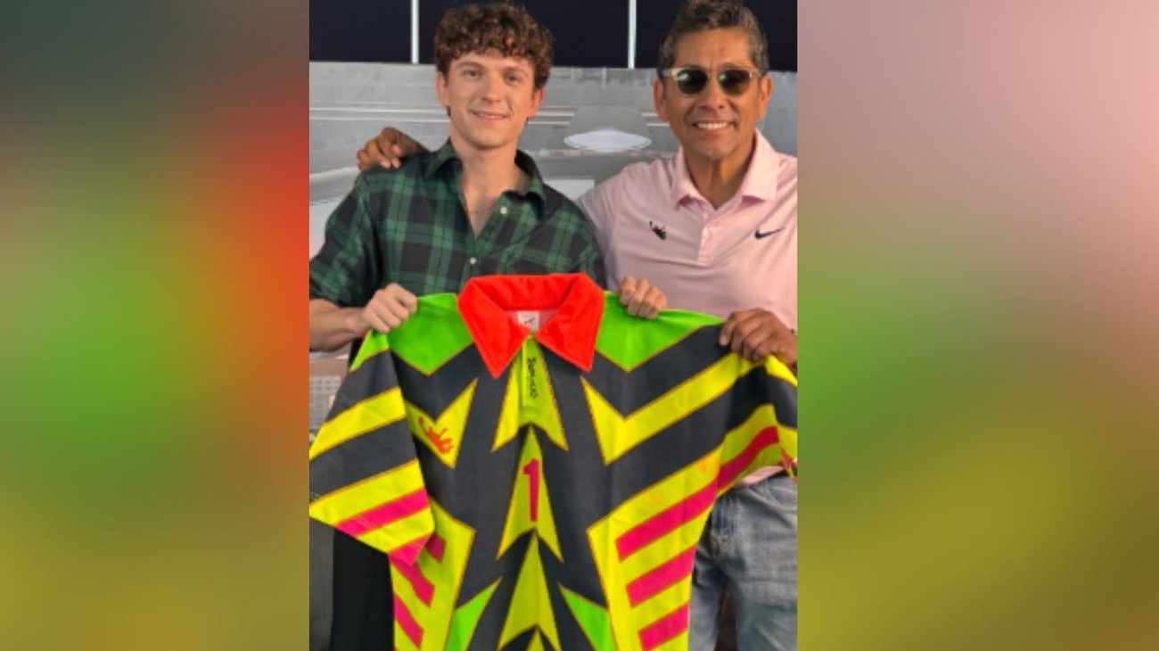 Jorge Campos regala playera de México a Tom Holland