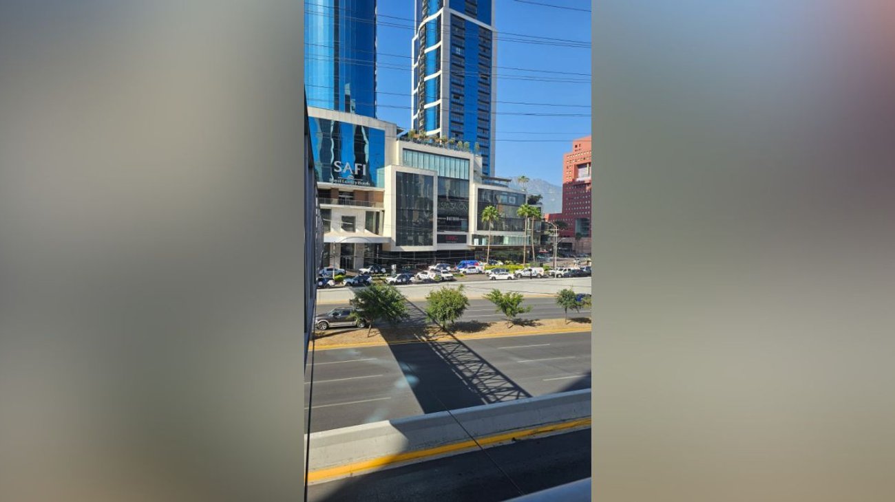 Muere persona afuera de hotel en San Pedro; se habría aventado