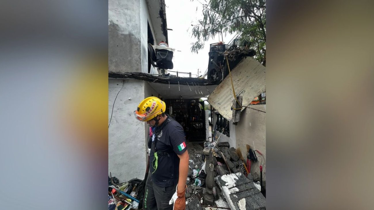 Se desprende estructura de fachada y cae sobre patio de vivienda