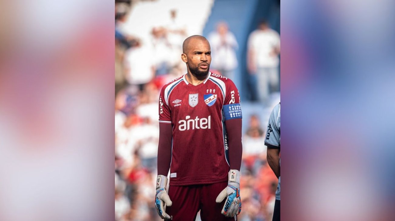 Sale lesionado en camilla el portero del Club Nacional Luis Mejía