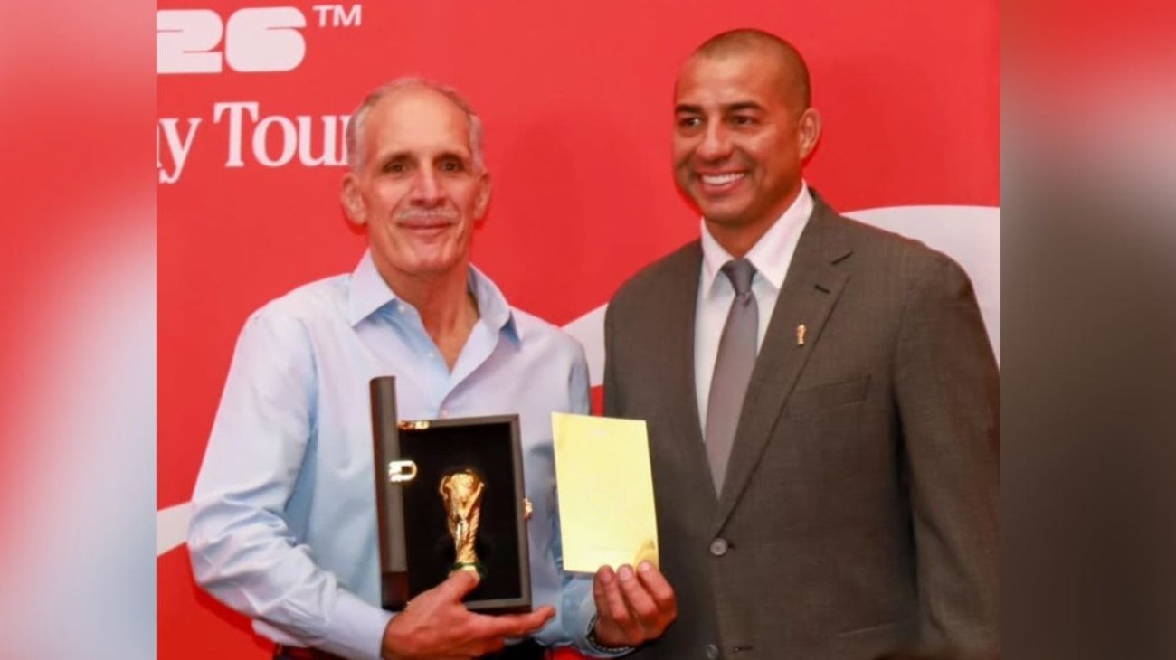 Honduras recibe el trofeo original de la Copa Mundial de la FIFA