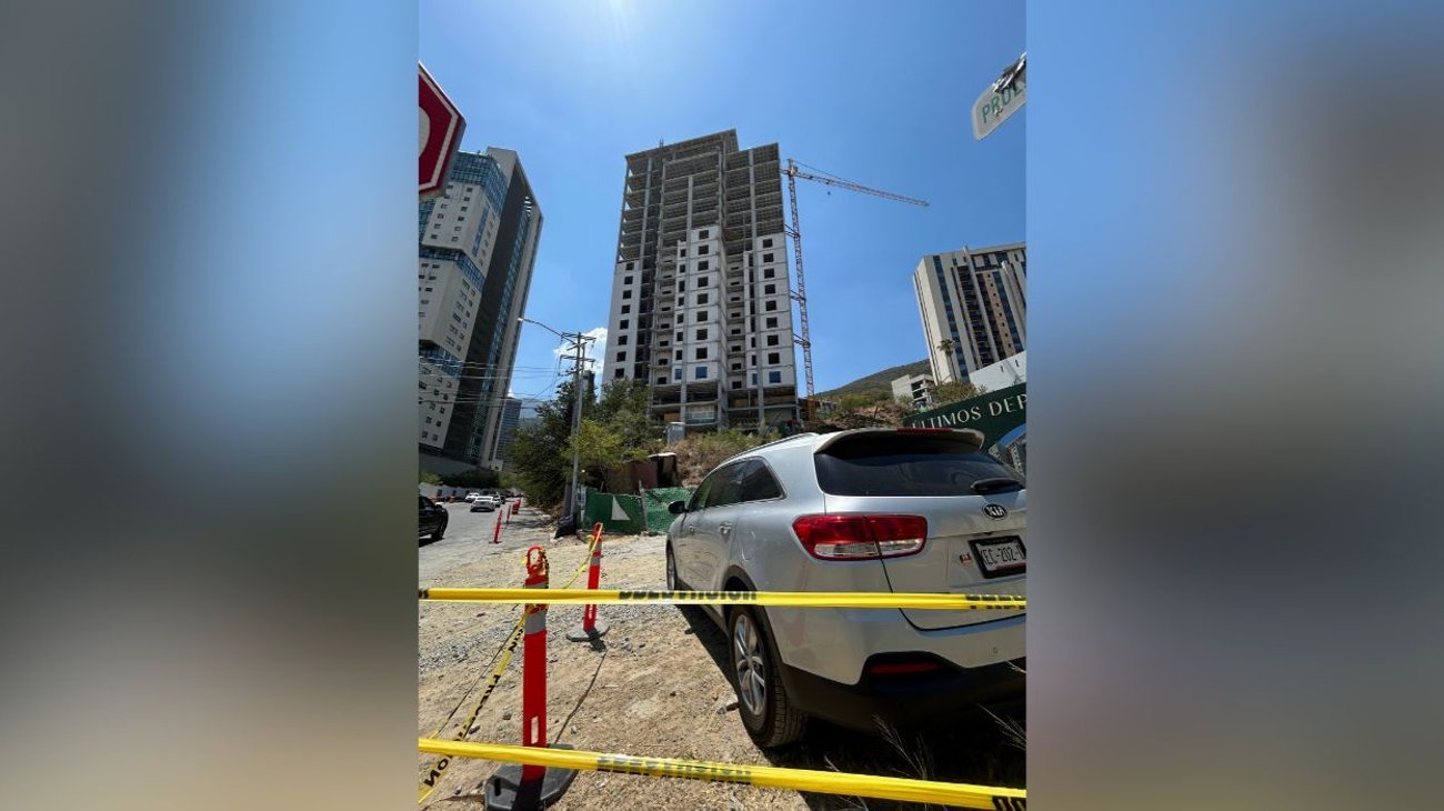 Fallece trabajador; lo prensa un elevador en Monterrey