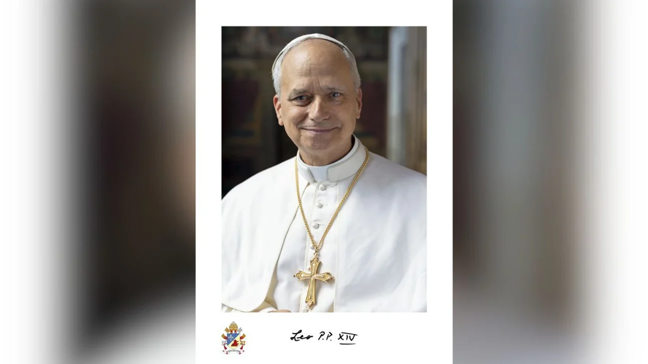 Foto oficial del papa León XIV: Con su firma y la cruz relicario