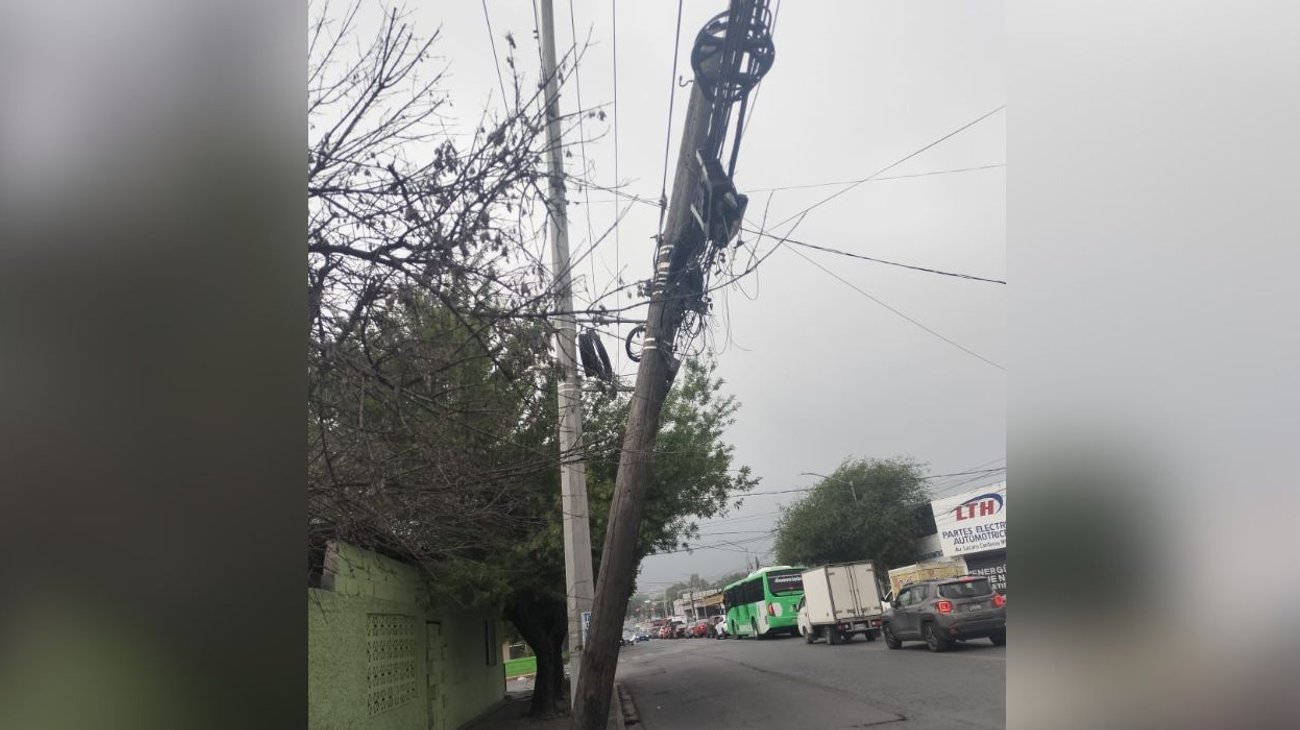 Poste a punto de caer preocupa a vecinos, Col. Vivienda Popular