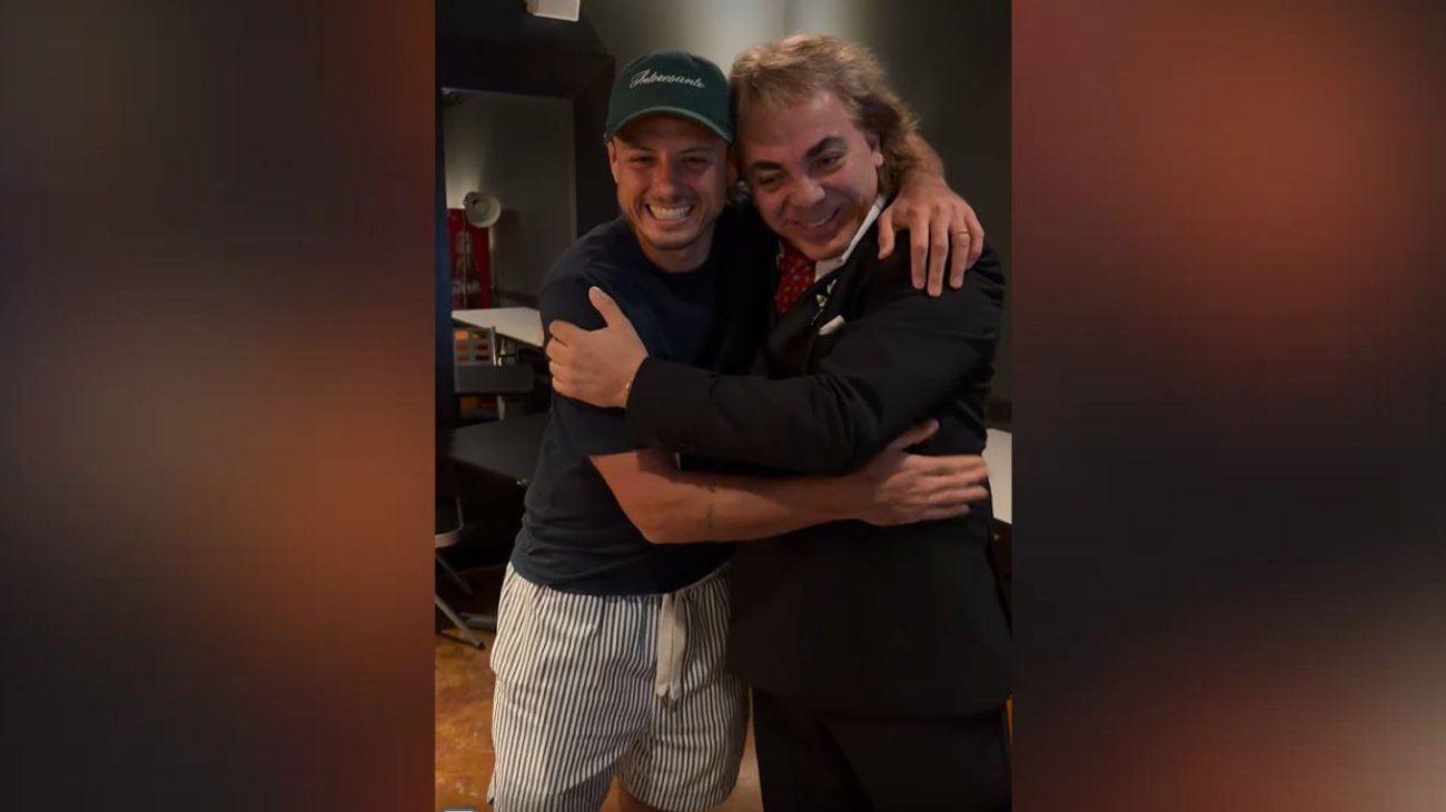 'Chicharito' sorprende y canta a capela con Cristian Castro
