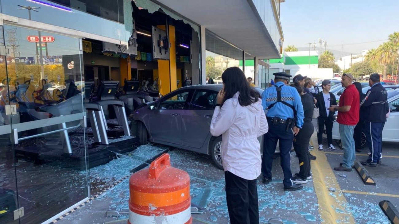 Joven confunde pedal y se impacta contra gimnasio en San Nicolás