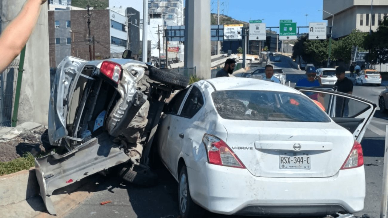 Aparatoso accidente deja dos lesionados en San Pedro