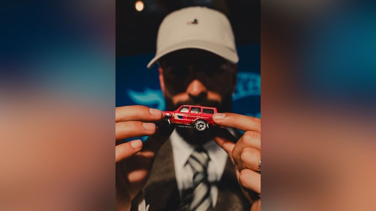 Presenta Maluma auto de colección con la marca Hot Wheels