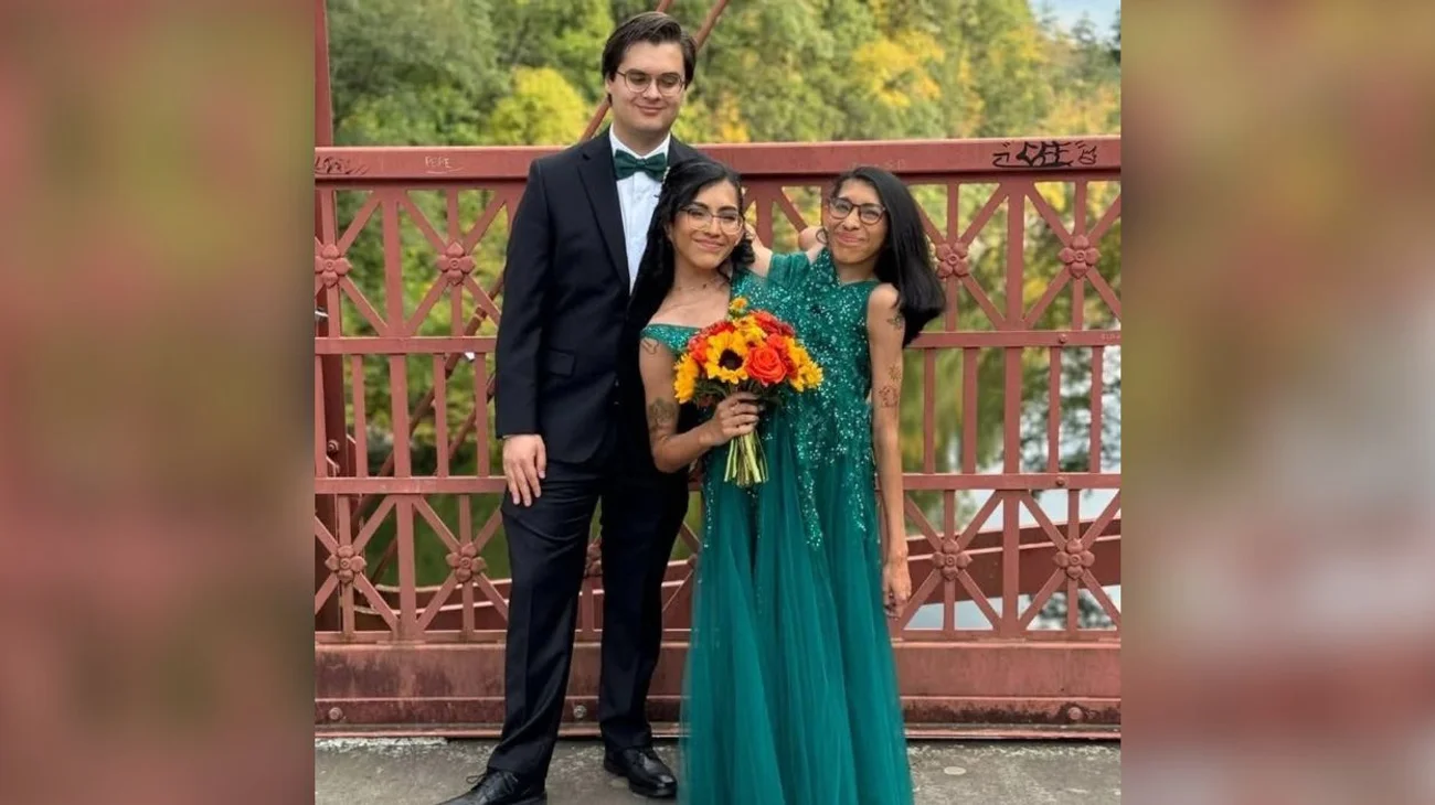 Se casa gemela siamesa mexicana con su novio de toda la vida