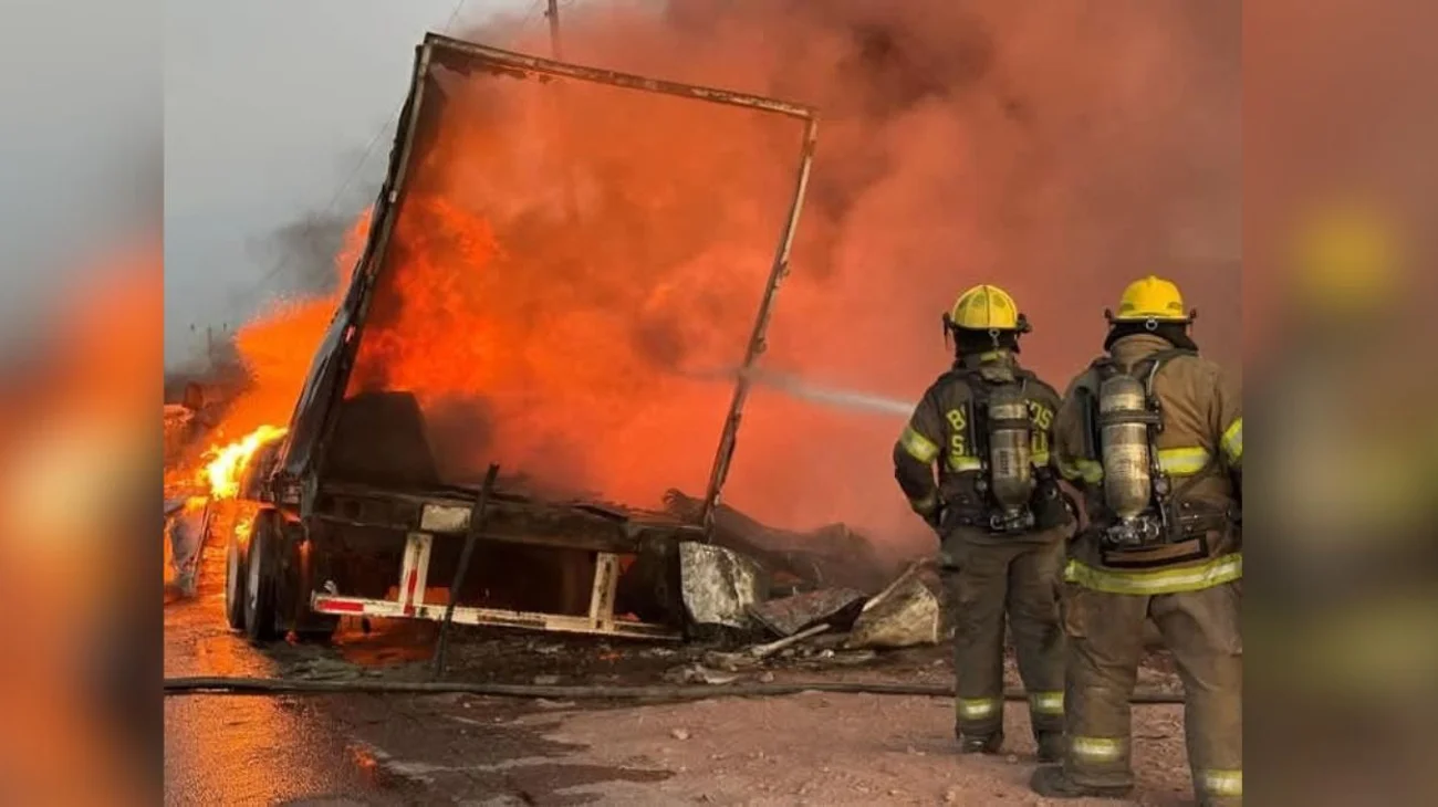 Tráiler se consume en llamas en carretera Saltillo-Torreón