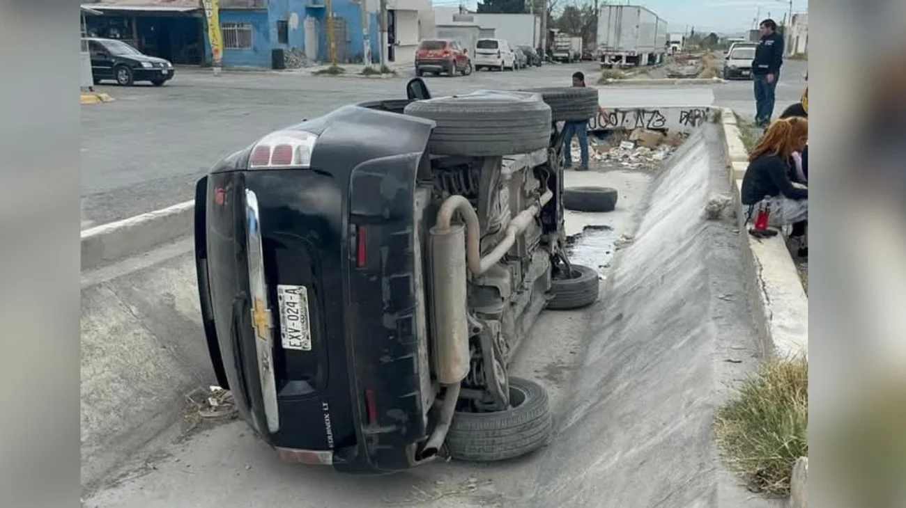 Volcadura de camioneta en colonia Loma Linda 