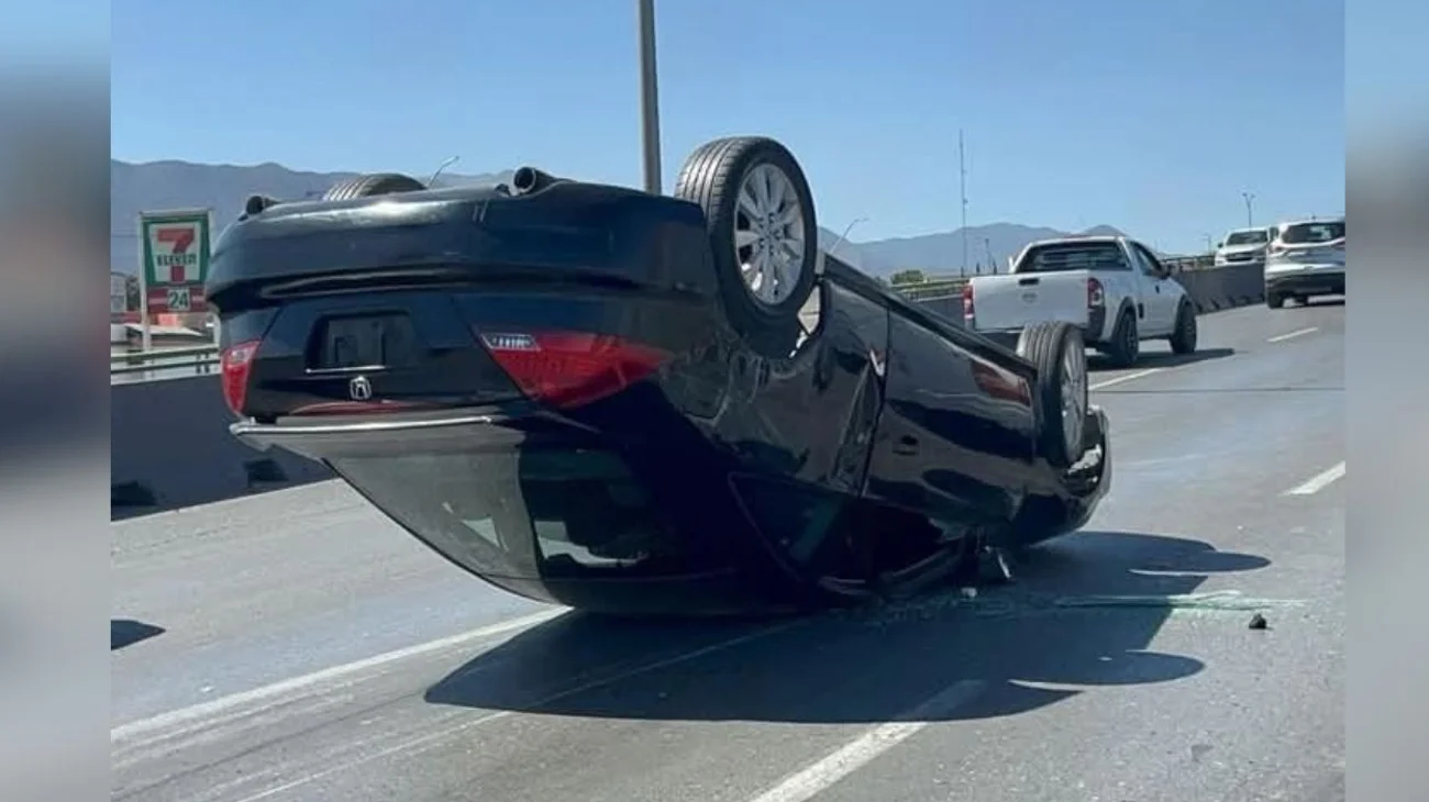 Auto se vuelca tras falla mecánica en periférico de Saltillo