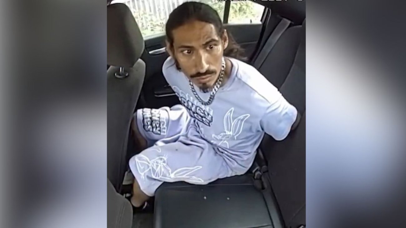 Detenido roba patrulla en Texas y escapa con un policía dentro