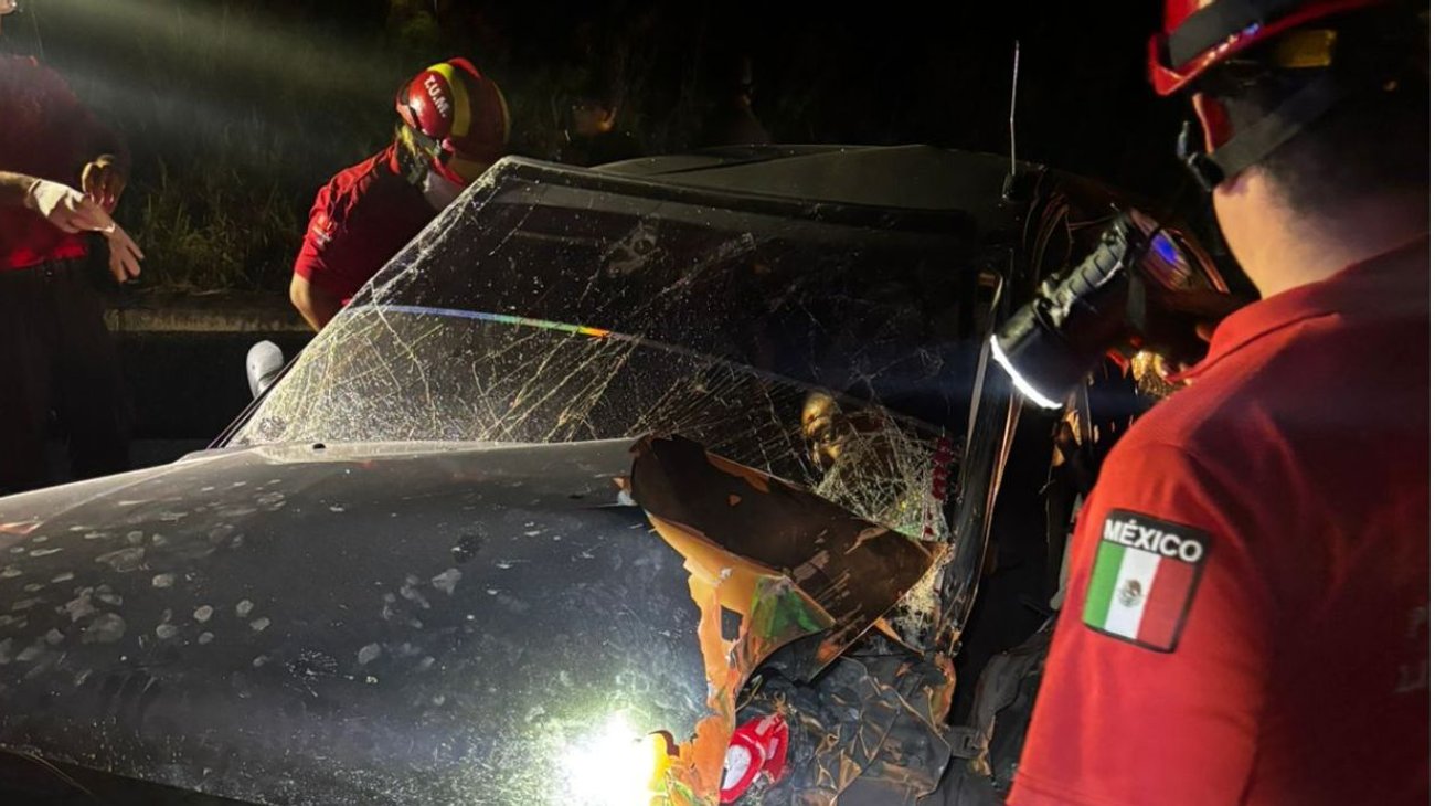Rescatan a conductor atrapado tras accidente vial en Linares