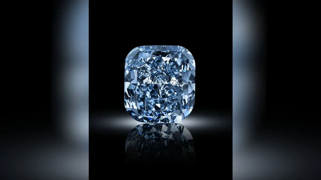 Compran inusual diamante azul en una subasta por 21.5 mdd